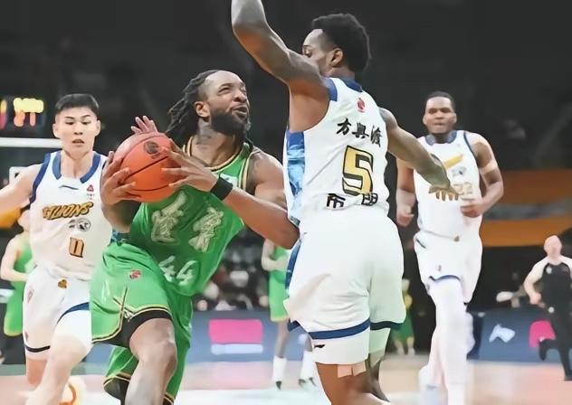 CBA联赛真是个奇葩的存在！
去年的每周四是咪咕独播日！
今年的每周四变成了央视