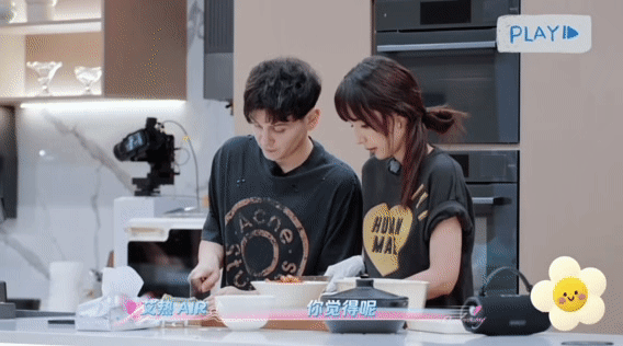 艾热做个饭喊了八百遍老婆 艾热做饭时的每个动作都充满了对老婆的依赖和信任，真的是
