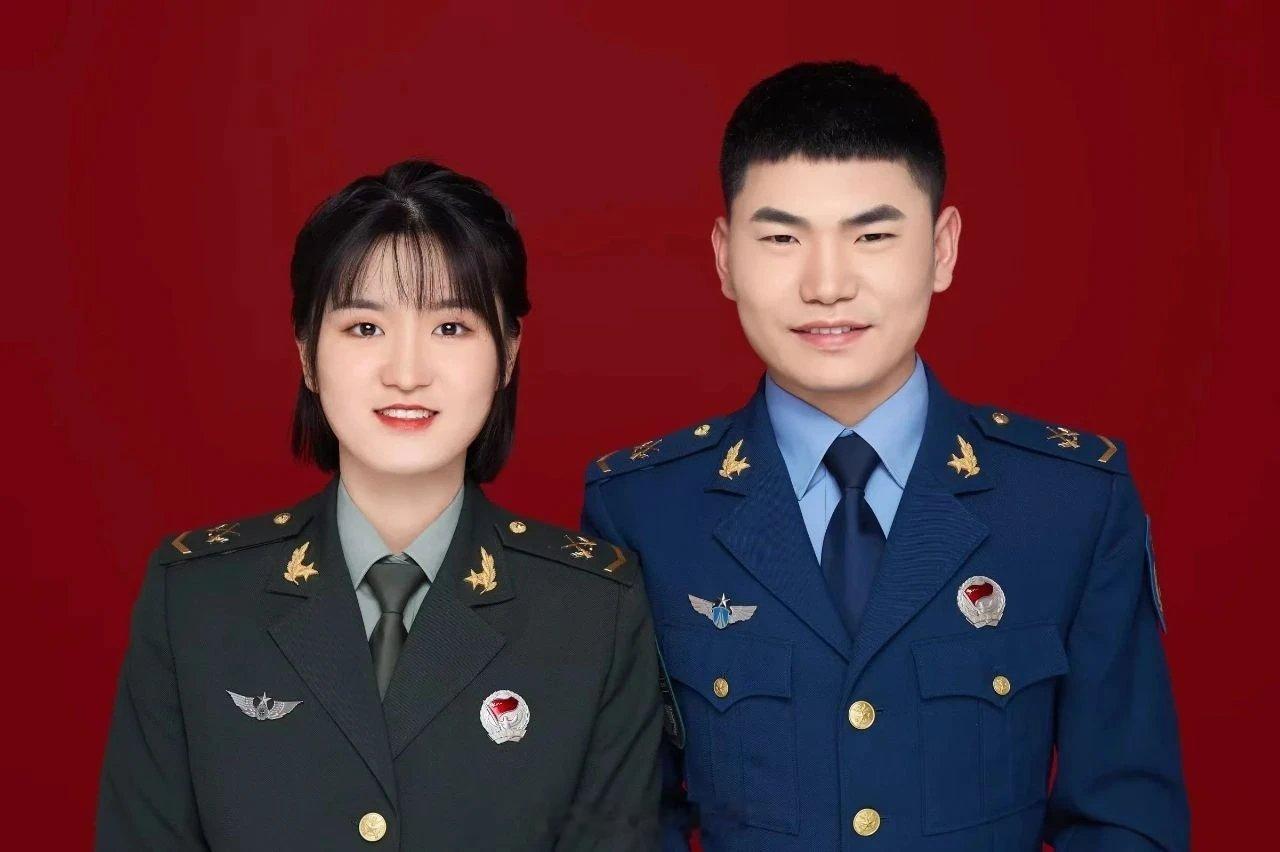 #军恋[超话]# 有一种爱情叫双军人军装是他们的情侣装军功章是他们的定情物来源：