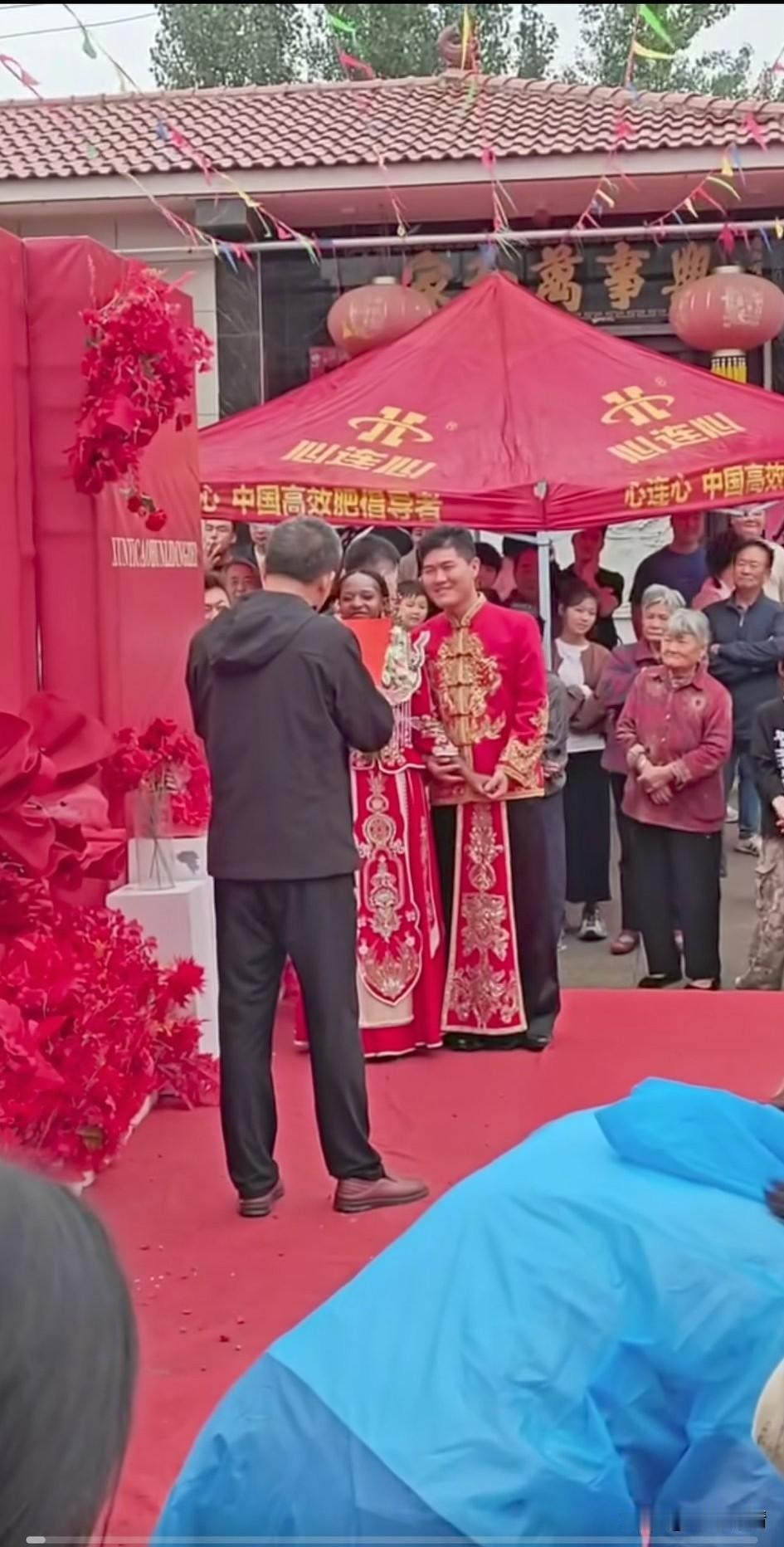 当新娘是外国人的时候，
证婚人可难为坏了，
证婚词都是英文的，
幸亏当年英语还没