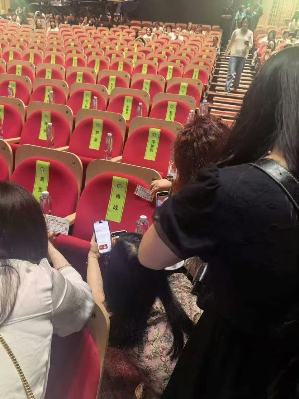 哈哈哈哈哈哈哈哈哈哈群里看到张图笑的不行，肖战座位快成打卡点了