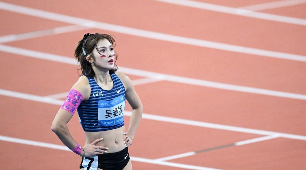 热搜TOP2！吴艳妮12秒99拿下冠军，赛场突发意外莫家蝶遗憾摔倒错失竞争机会吴