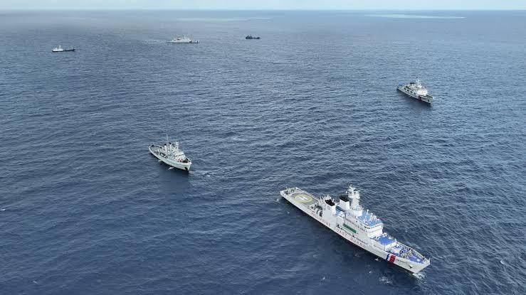 菲律宾军方10月27日高调宣称海军和海岸警卫队在民都洛岛附近海域“成功监视、跟踪