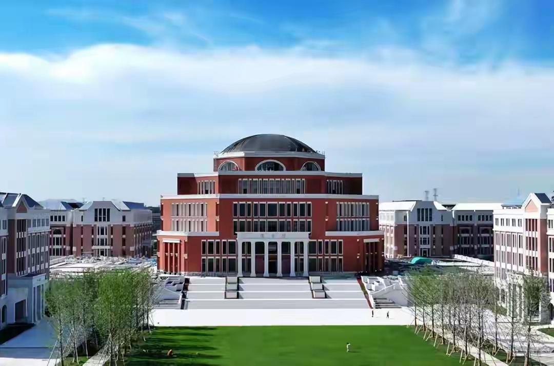 而且，普通大学在学术资源、科研设备和师资力量等方面，与顶尖学府存在一定差距。这就