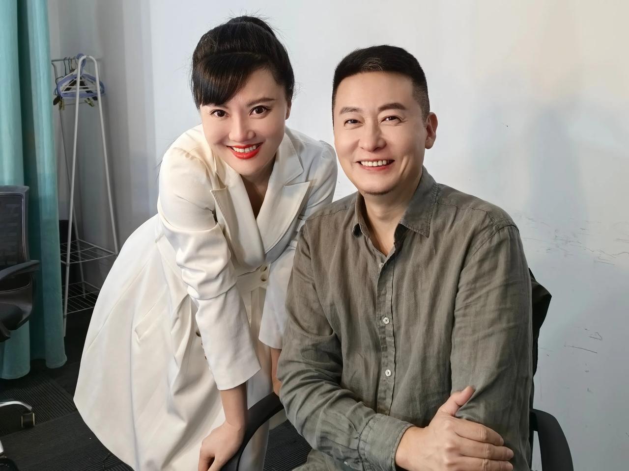 化妆间里，和雪松哥PK谁脸大，这似乎是个无解的难题[偷笑][偷笑]