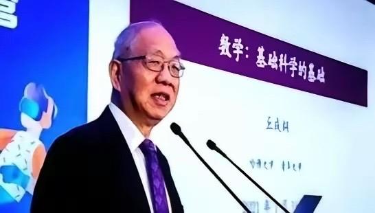 中国基础数学原创能力不足，丘成桐在危言耸听，他现在还拿着美国的国籍，回来中国还是