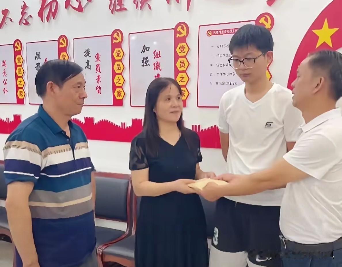 祁东那对开牌馆的夫妻，好心扶了晕倒老人还被家属逼着掏1万9"人道补偿"，钱还没捂