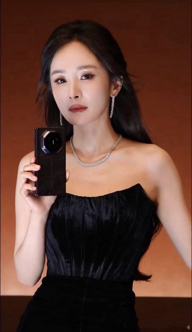 杨幂说左右展开总有新惊喜我将反复观看看杨幂的ASMR开箱片段，沉浸式的体验真的很