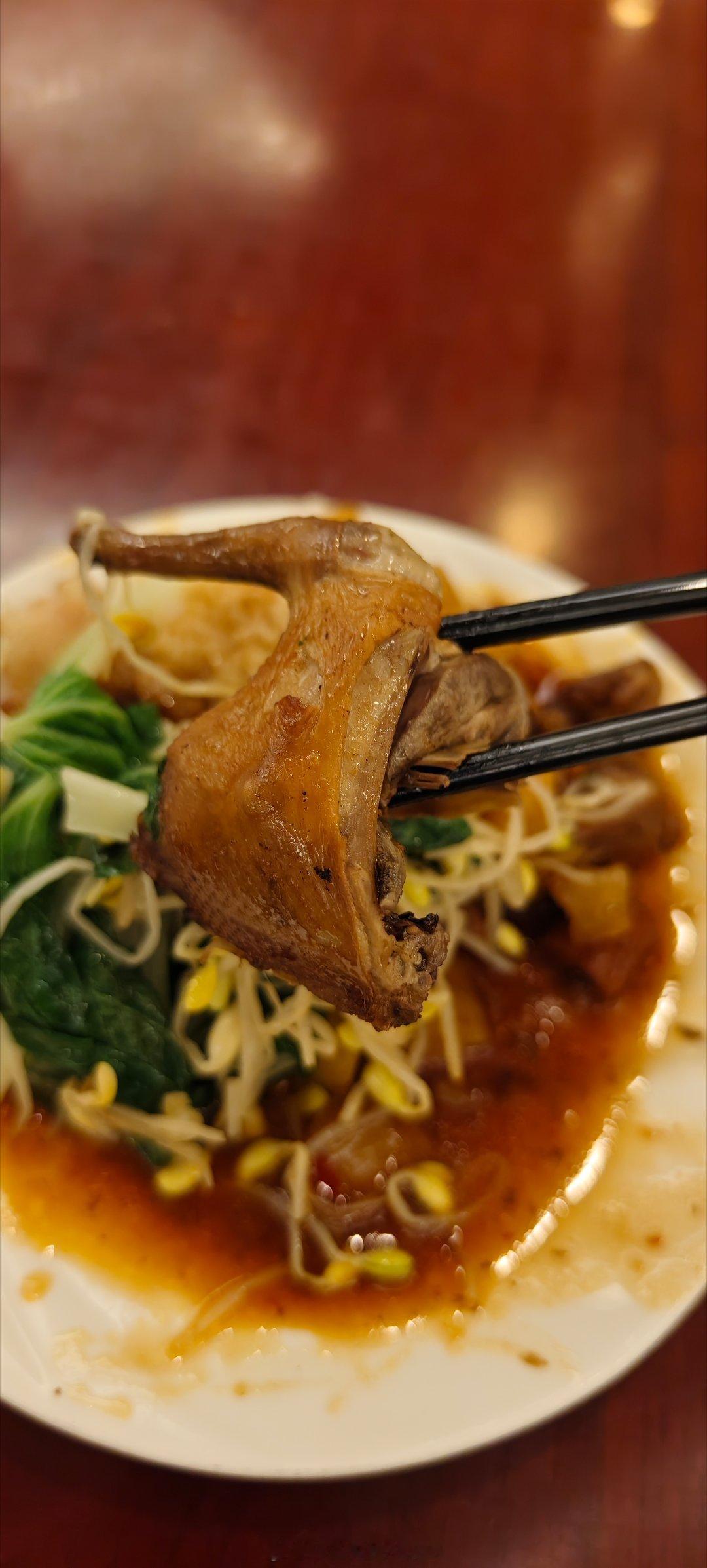 深圳机场的深航休息室居然能吃到烤鸽子，我哭....  ​​​