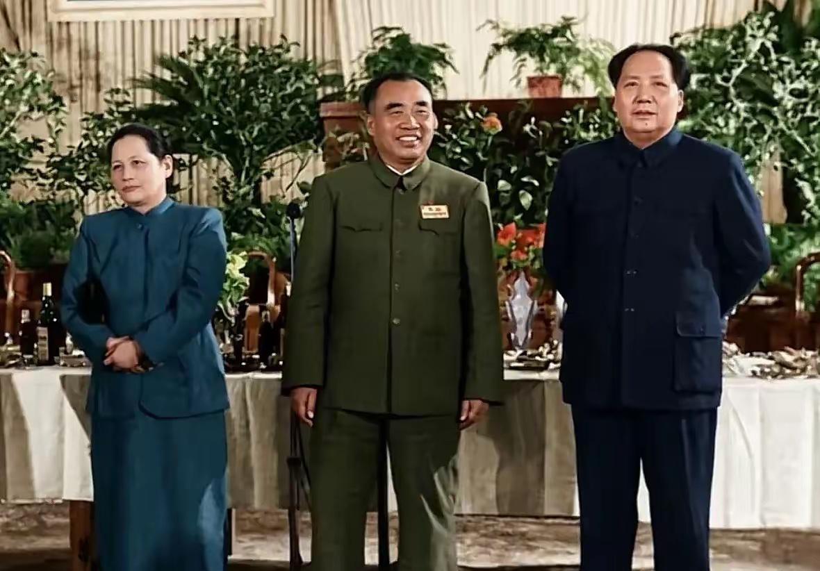 这张照片中，这位女士，能一眼就能认出来的，现在都不年轻了…..！历史大佬非你莫属