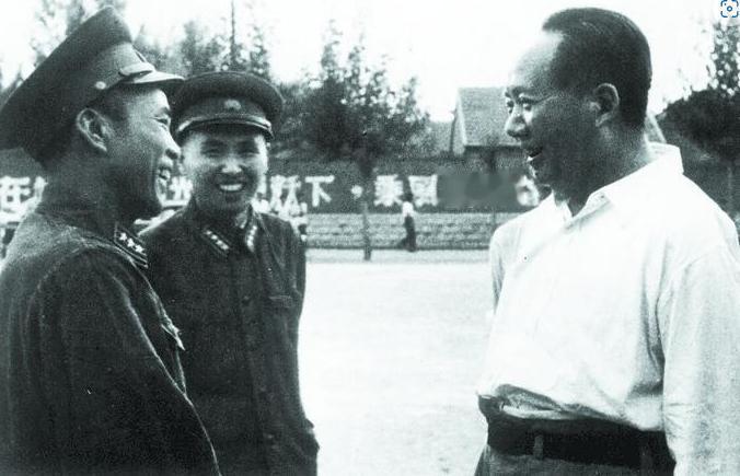 1958年，潍坊军分区副司令员陈昌奉，正准备吃饭，警卫急匆匆冲进来报告：“毛主席