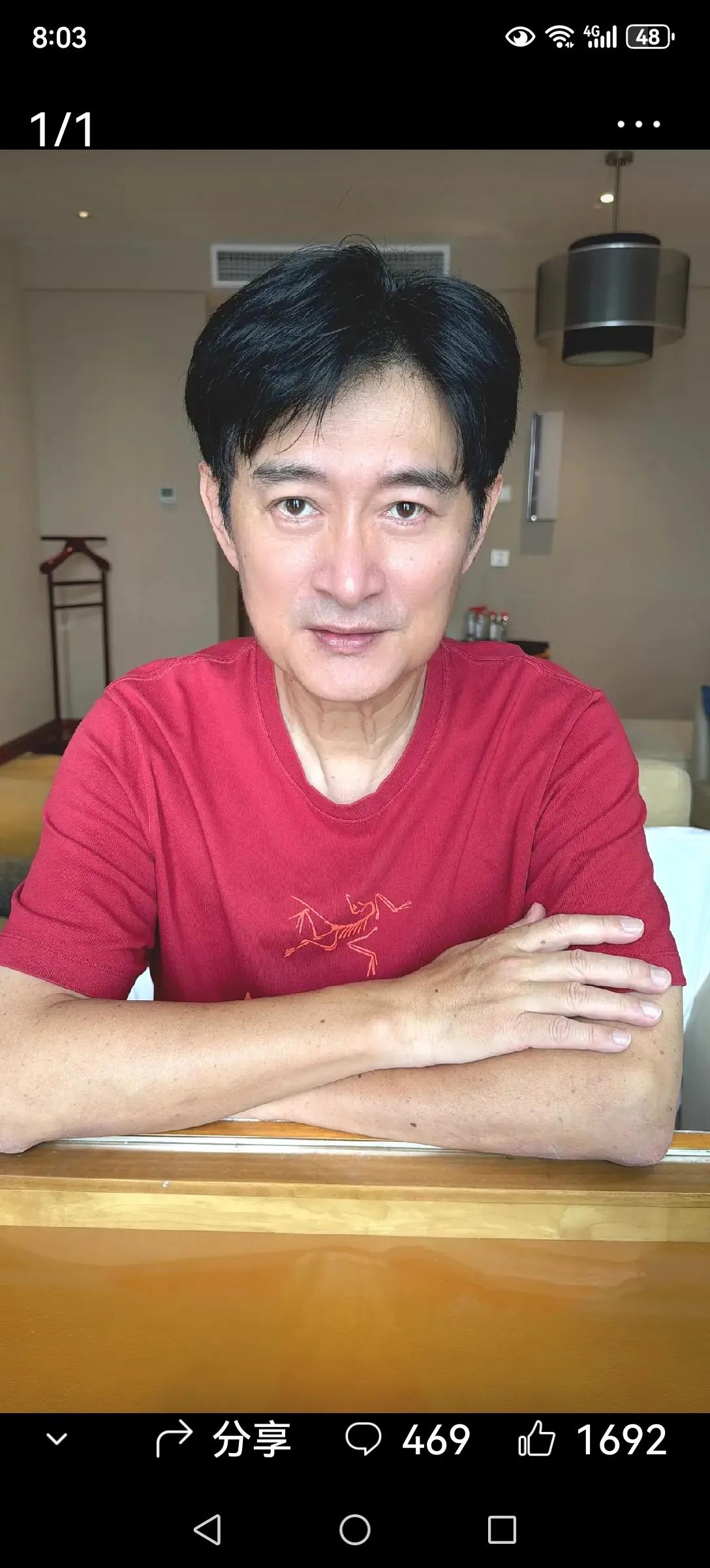 黄安是真自恋那。
可能是过气了的原因，要么就是岁数大了。还没见过哪个明星在自媒体