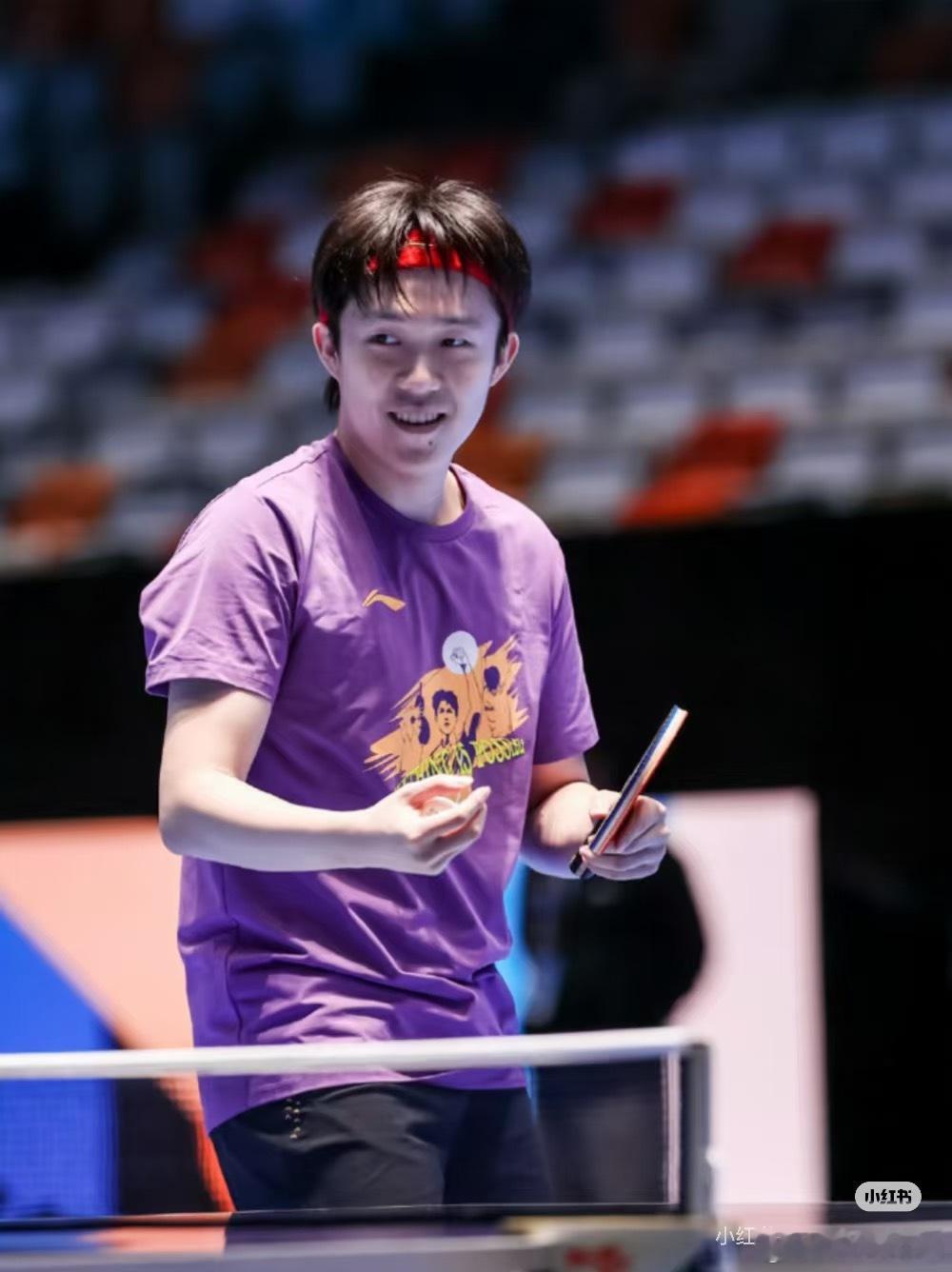 红色发带的大头