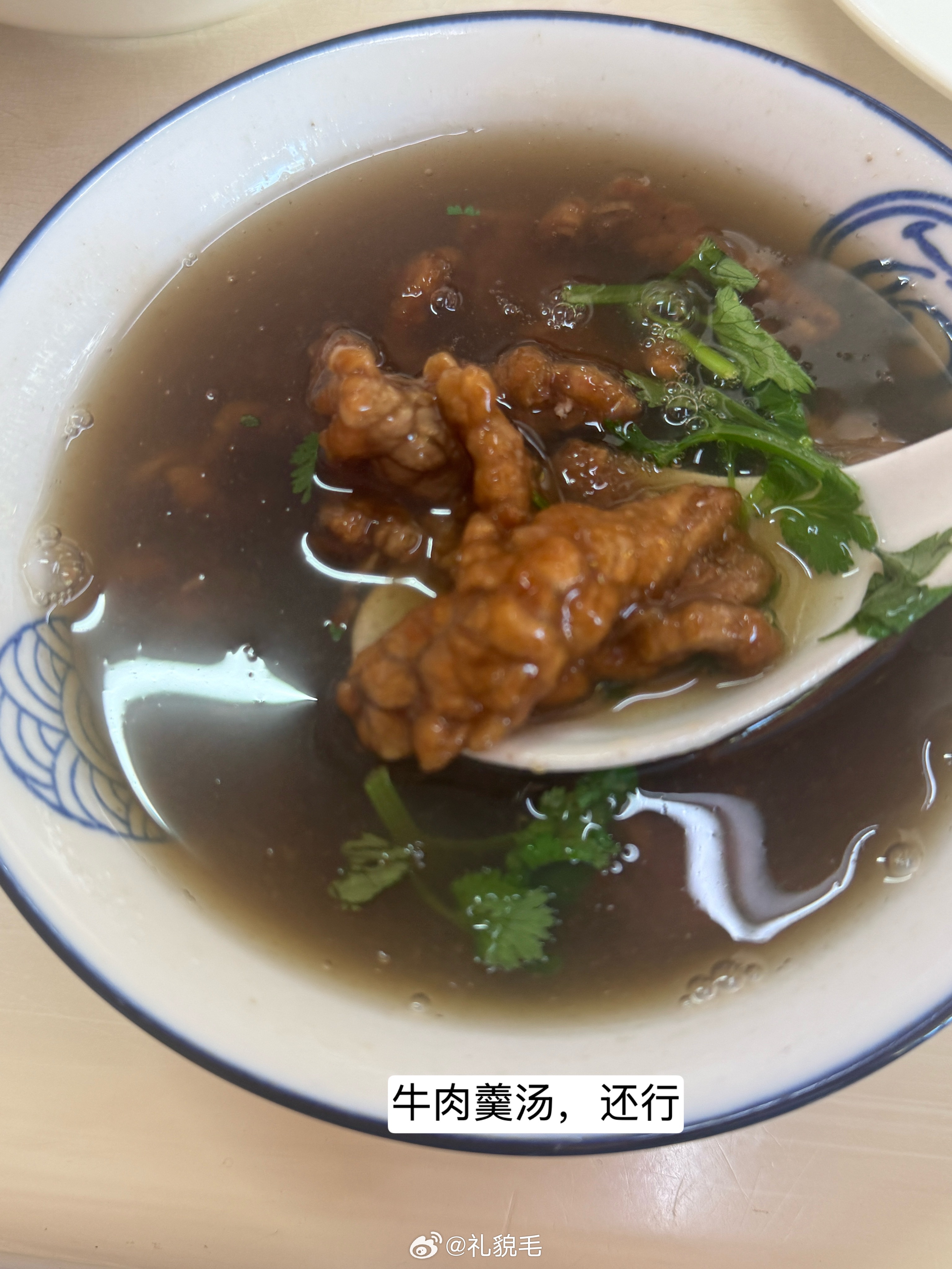 驱车来到市区，想说怎么着也要吃顿当地小吃。不知道是被小地瓜哄骗了还是本地餐饮水平