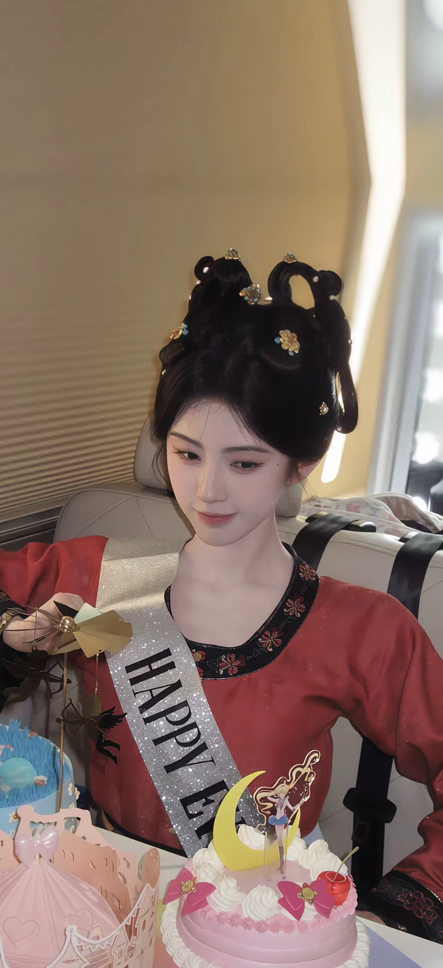 鞠婧祎韩小美 jjy鞠婧祎金钱堡垒 落日溺在云层里 银河滑落一片掉进大海里 月光