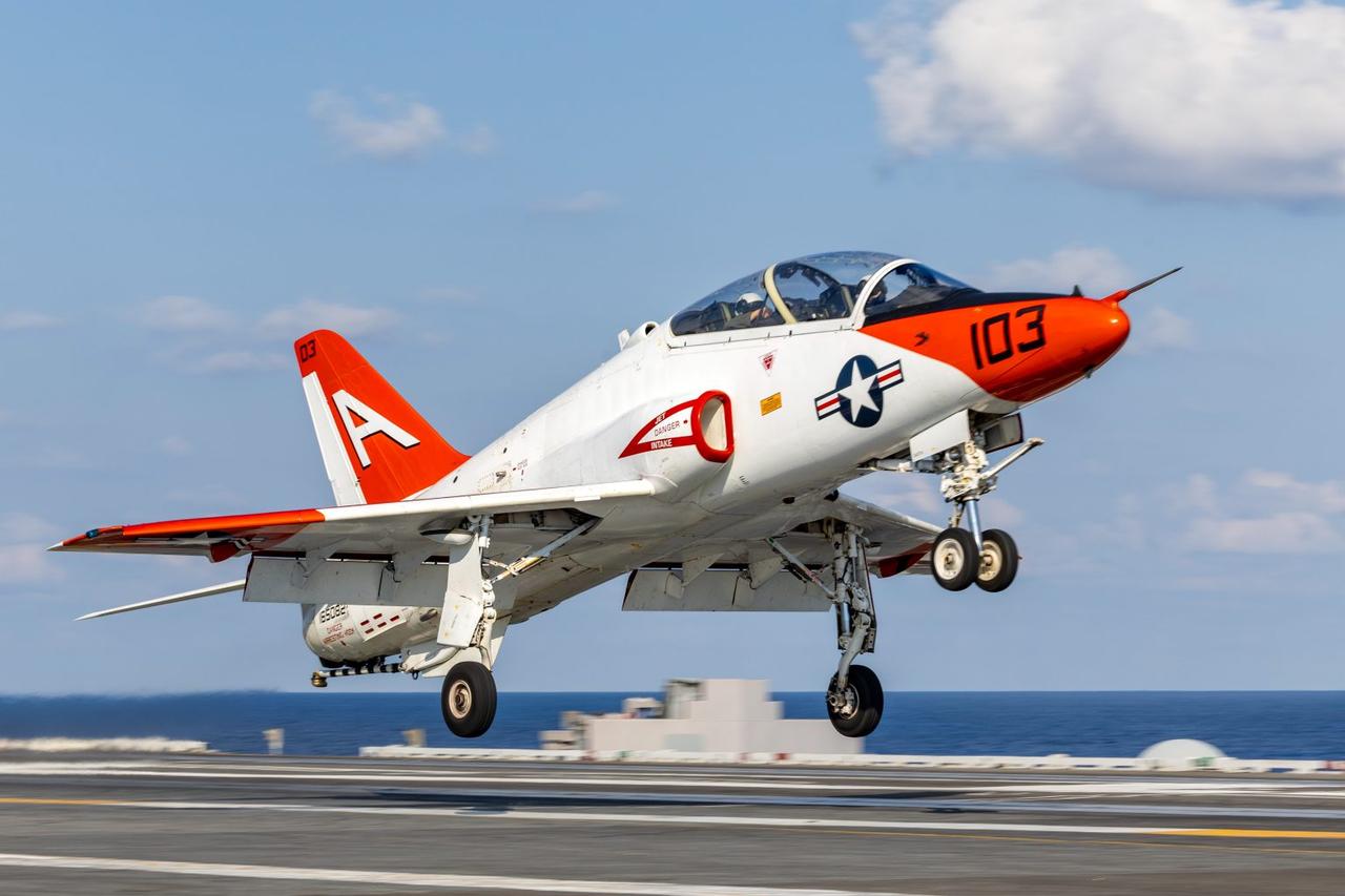 美国海军开始选拔新机型取代老款T-45教练机

这一里程碑开启是在美国海军首次开