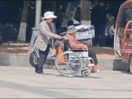 这个也不知道是保姆还是老伴，总之一副不耐烦的样子，几乎到了忍无可忍的地步。
我没