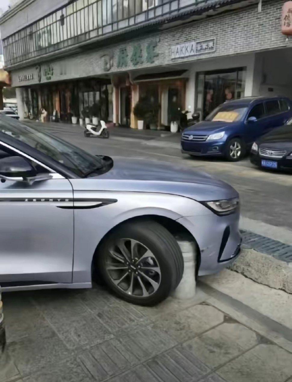 不懂就问，我开车出去买点东西，一不小心把车卡住了，怎么开都开不出来，急死我了。大