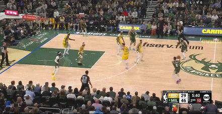NBA赛场之利拉德的表是真准啊！
  上半场还没结束27分了，利拉德啊，予取予求