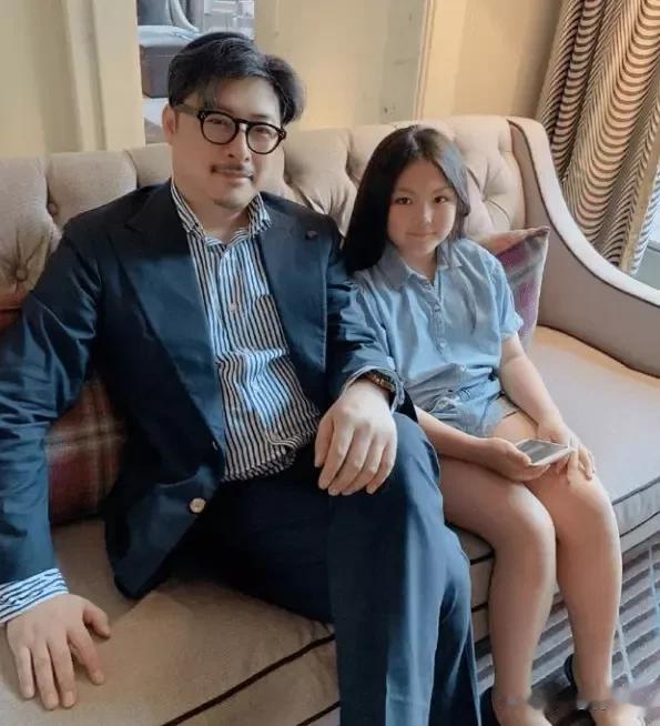 10月11日，一组关于50岁导演王岳伦与美女约会的照片在网上广泛传播。图中两人亲