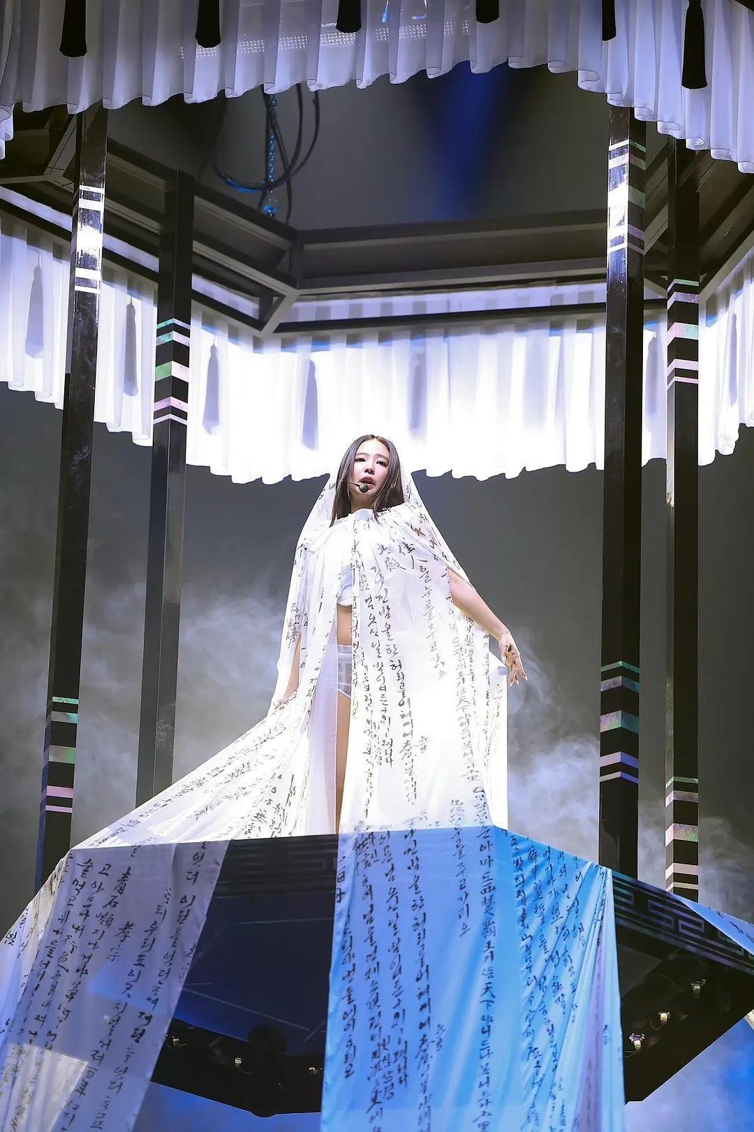 如何看待 Jennie 穿着写有汉字的舞台服被韩国网友夸赞弘扬韩国文化jenni