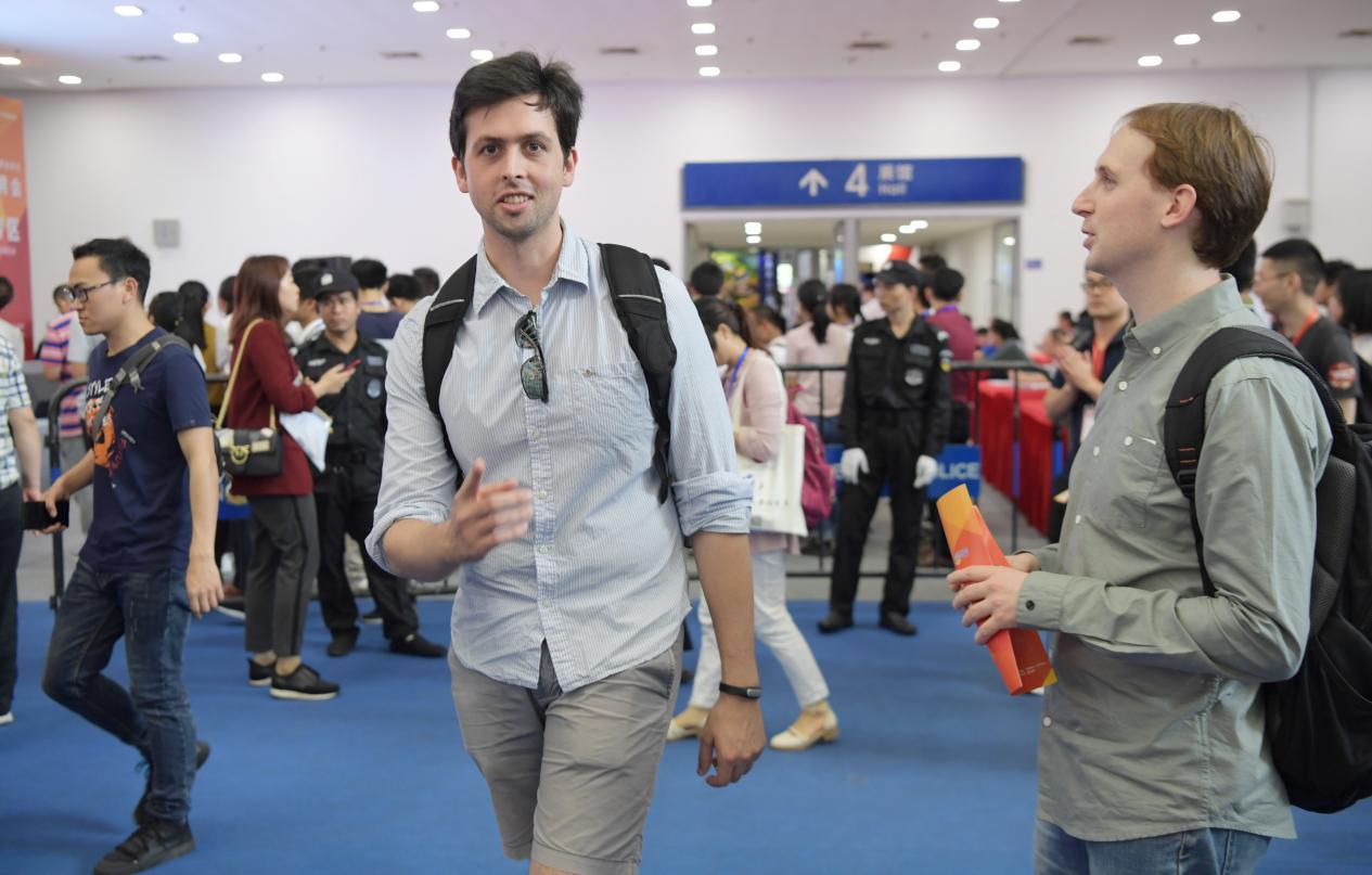 有专家公开发表观点称，中国主权国土归属全体中国人民，不宜无限制接纳外来移民。
 