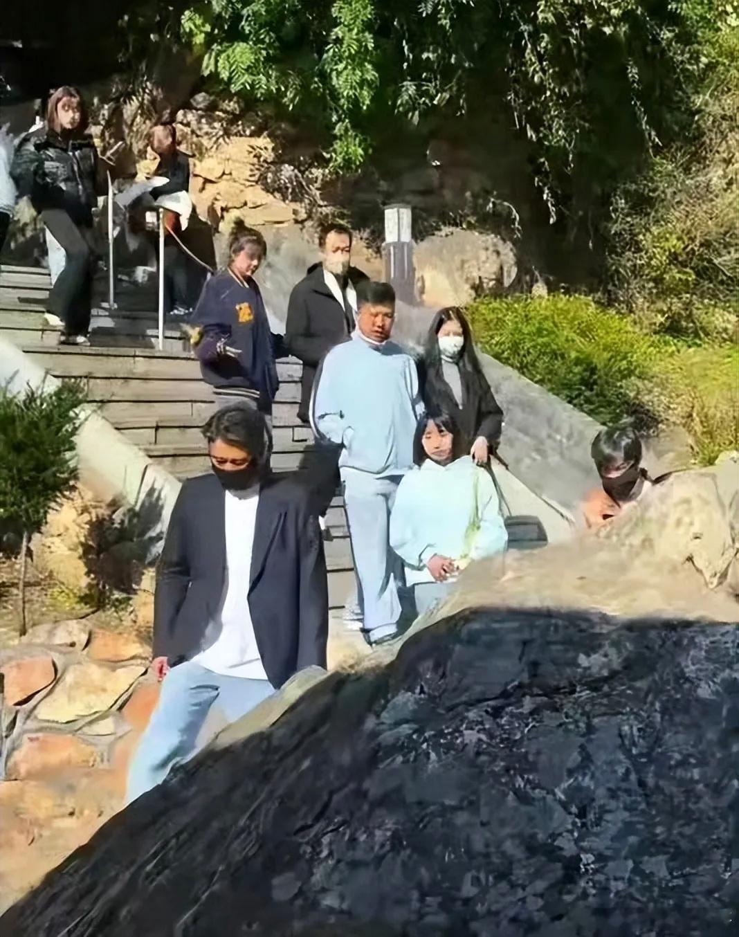 辛柏青与女儿及李乃文大孤山游玩祈福 辛柏青携女儿现身大孤山，疑为亡妻朱媛媛祈福，