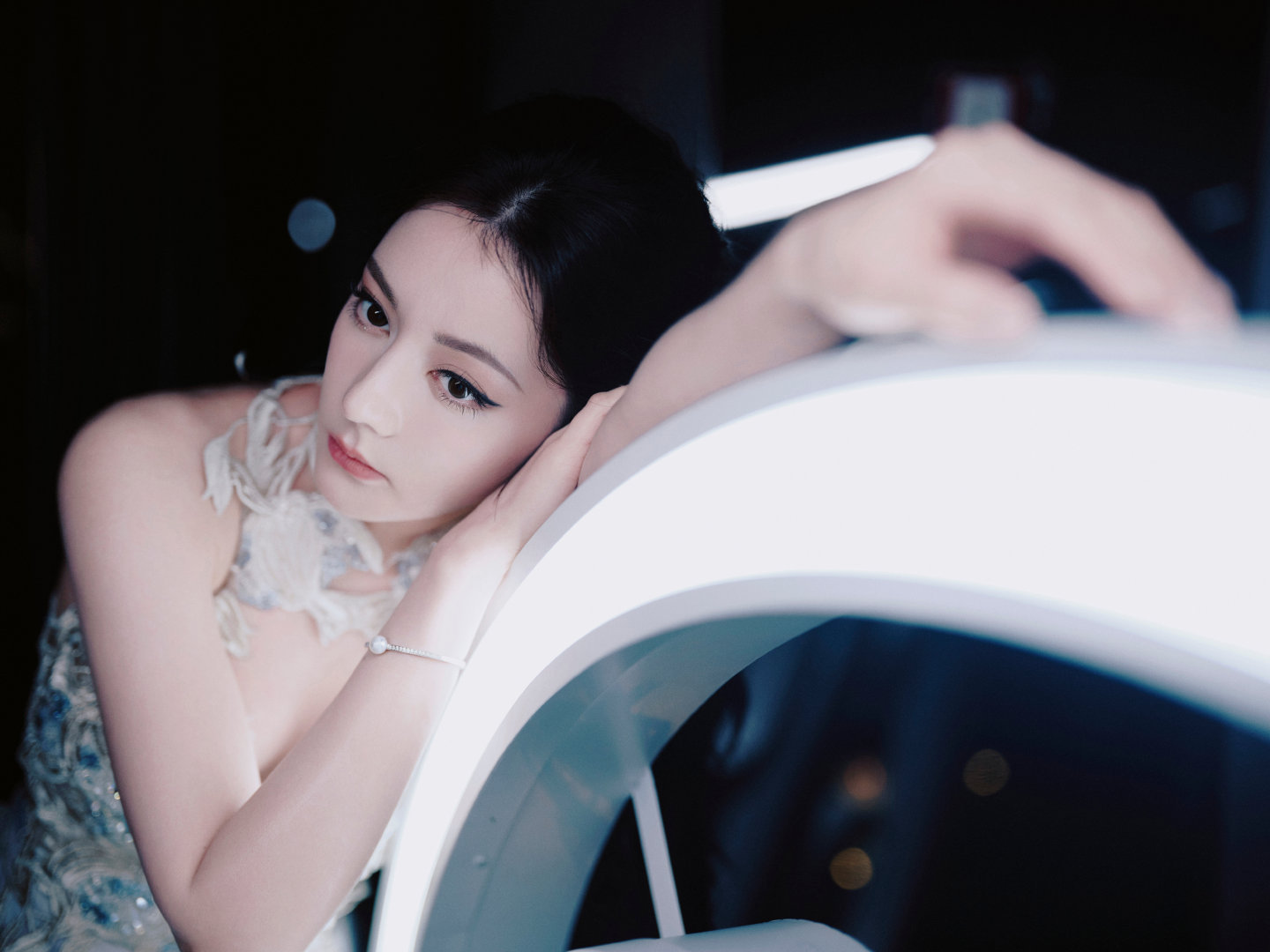 迪丽热巴身着精致华服，在光影交错中尽显优雅高贵气质 ​​​
