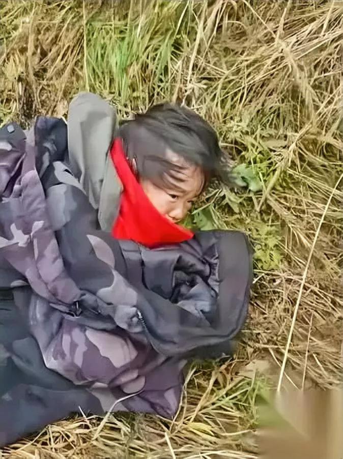 辽宁4岁娃丢了

整整一夜

居然自己“捡”了条命？

昨天丁一跟着爷爷奶奶去地