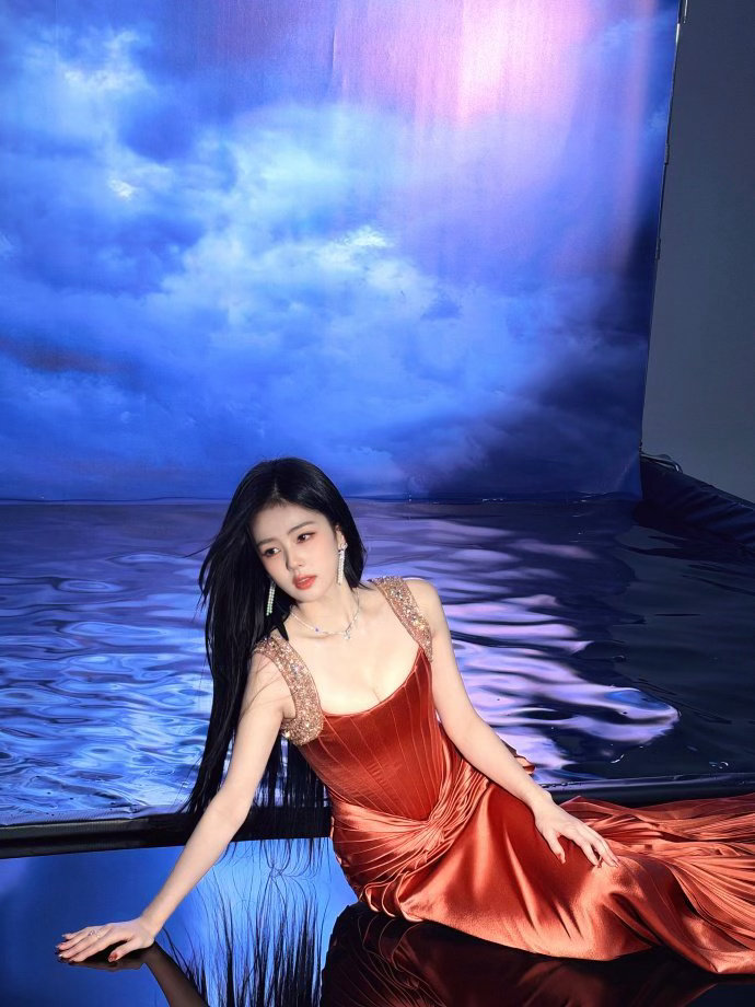白鹿转裙摆白鹿展示天资太喜欢白鹿这个状态了！VOGUE第二套黑长直造型氛围感十足