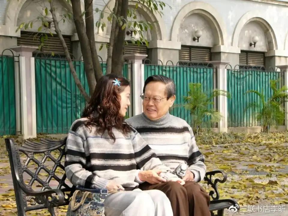 想当年，很多人不看好他们的婚姻，各种负面评论层出不穷。
结果给了他们响亮的回答：