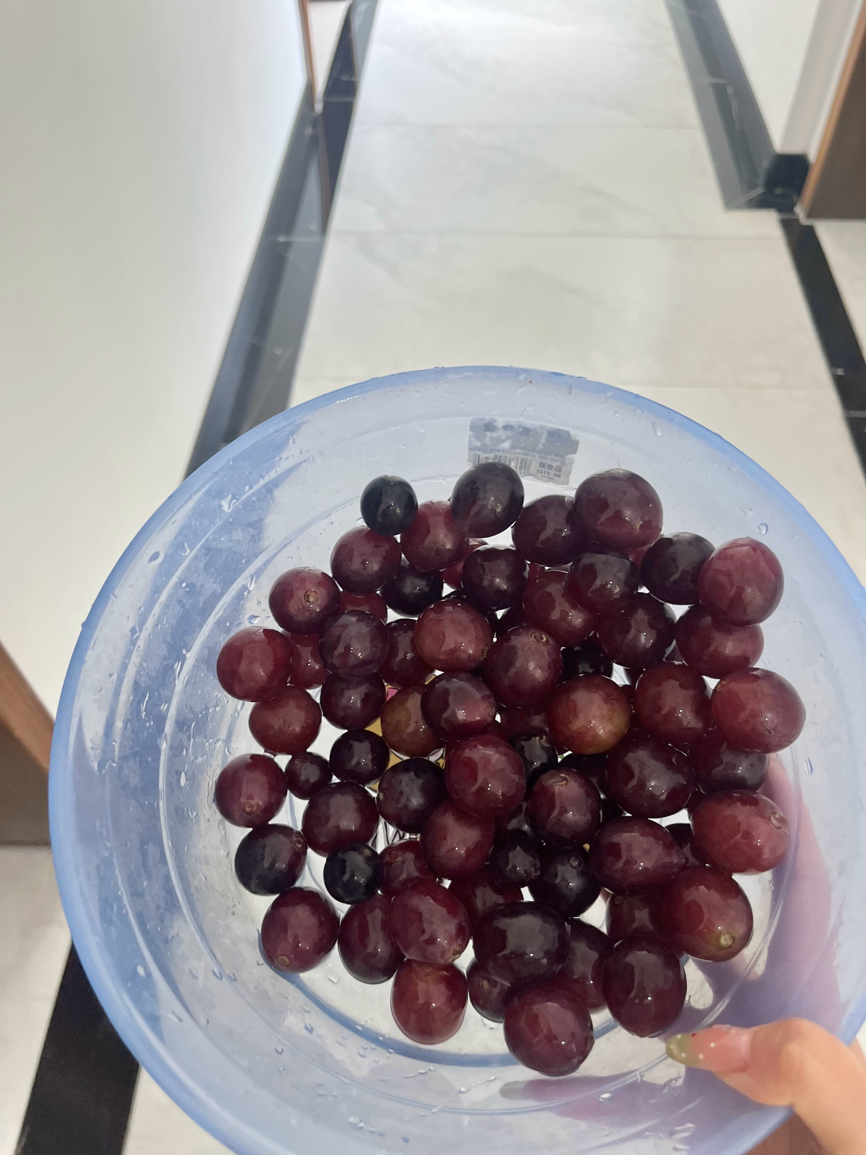 拿着一串葡萄“孝敬”我的同事们家里零食水果根本吃不完 每次都要背一大包上班吃吃吃