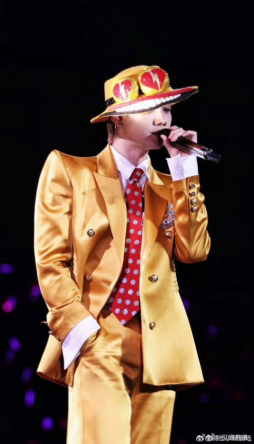 谁懂汪苏泷脱手套这一下舞台魅力往往藏在细节里，汪苏泷抬手脱手套的动作流畅又迷人，