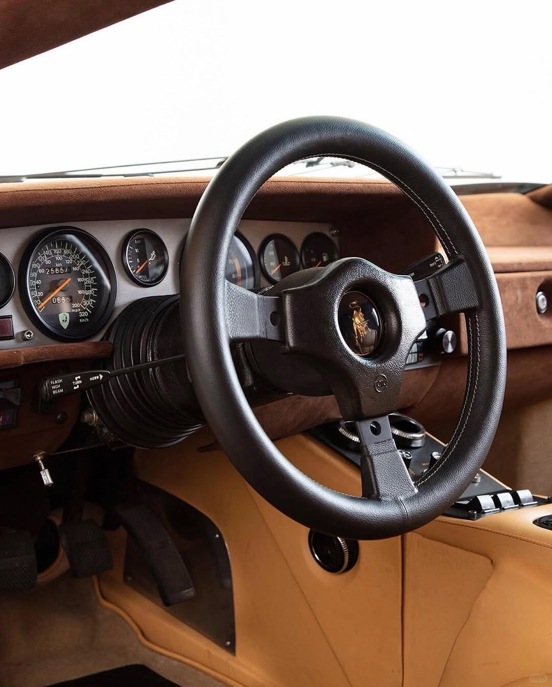 这台兰博基尼Countach LP400 S，居然夸张的拥有12  根排气。多年