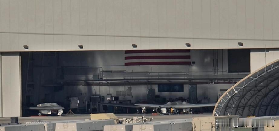 大飞翼！美国RQ - 180这款藏了多年的隐身无人机也被扒拉了出来..

这架由