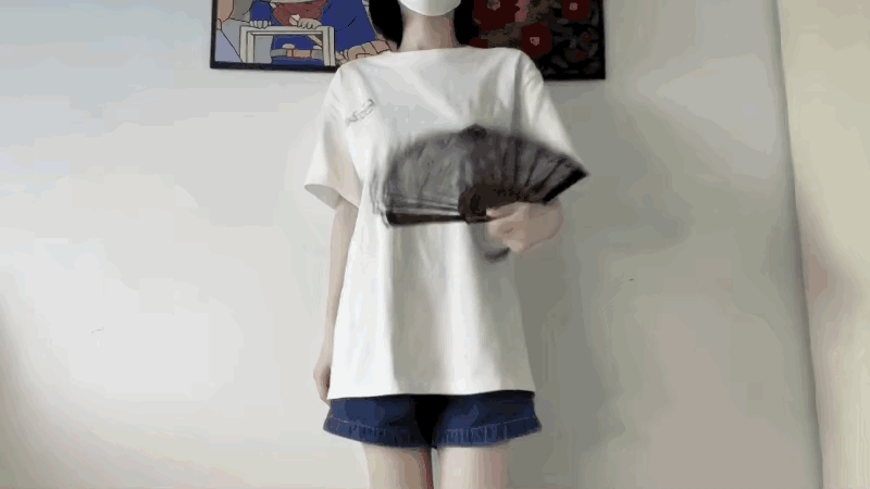 图一：妹子明明不愿意给别人吃，但是又偏偏要假装自己大方。
图二：大叔到底是招谁惹