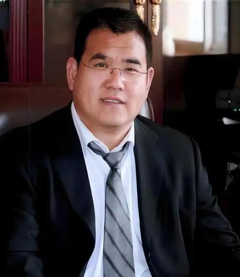 汶川地震发生后，一位身家百亿的富豪当场捐出3000万元。可到了救灾晚会上，他却突