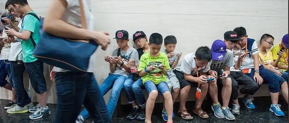 “彻底废了！”

山东，一名女子逛商场，看到不远处有两个男孩低着头不知道在干什么