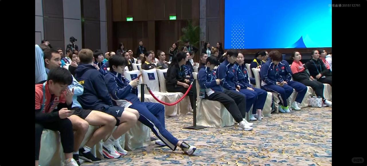 今天澳门世界杯的抽签仪式是换花样了嘛？

头一次见这么多运动员参加抽检仪式！
