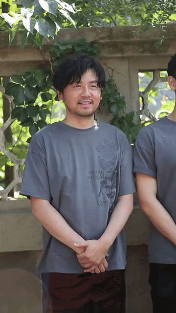 李现彻底被雷佳音带跑偏了，留下了永远的黑历史，现哥真的是回眸一笑百媚生……拍照时