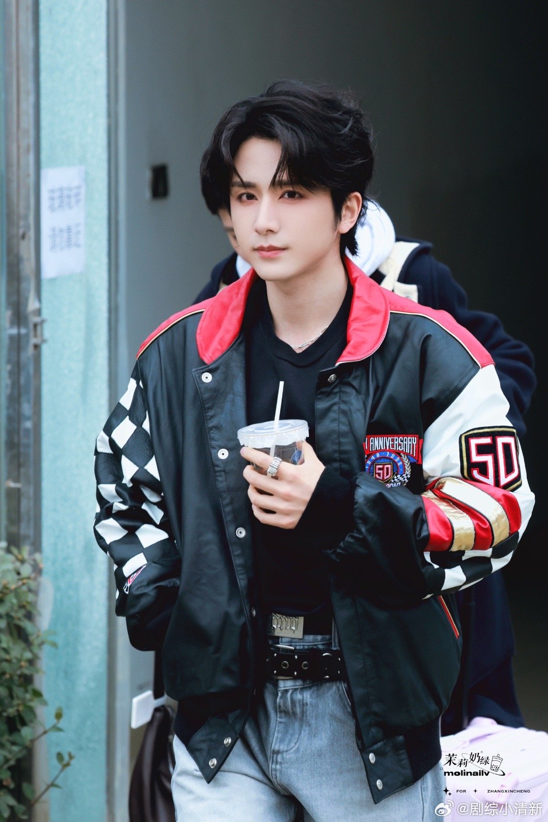 张新成一条裤子系了两根皮带超燃青春的合唱 别人系一根皮带是为了实用，张新成系两根