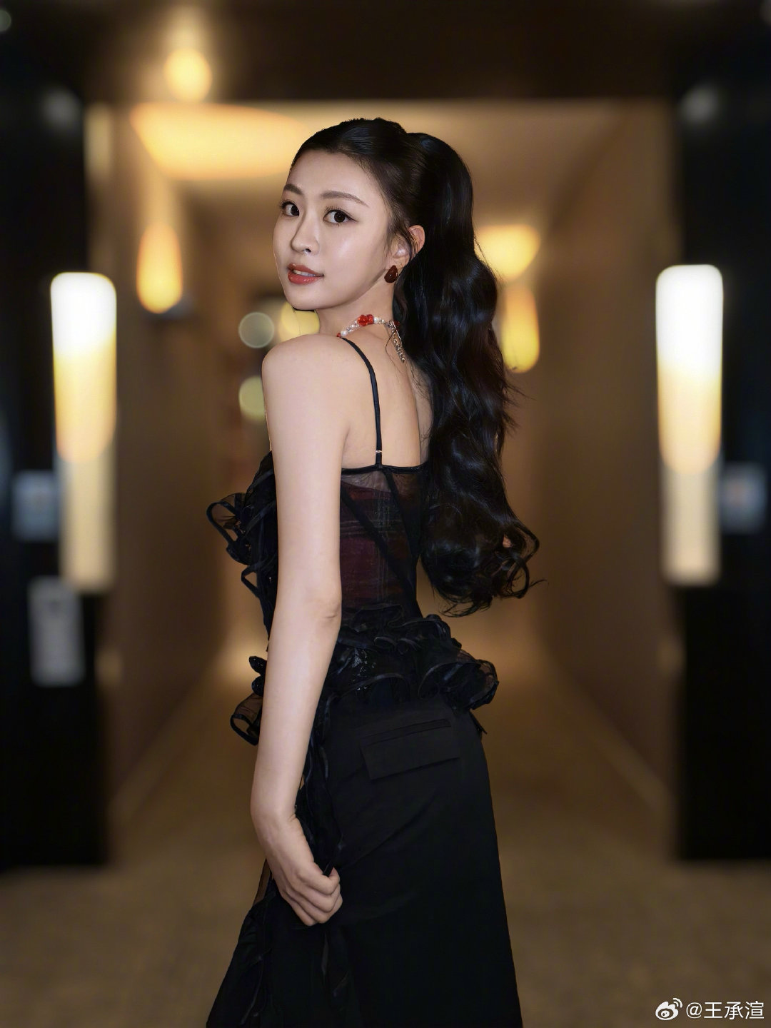 王承渲回归王承渲红毯状态阔别许久再度亮相红毯，王承渲完美拿捏甜酷风格，黑纱裙装轻