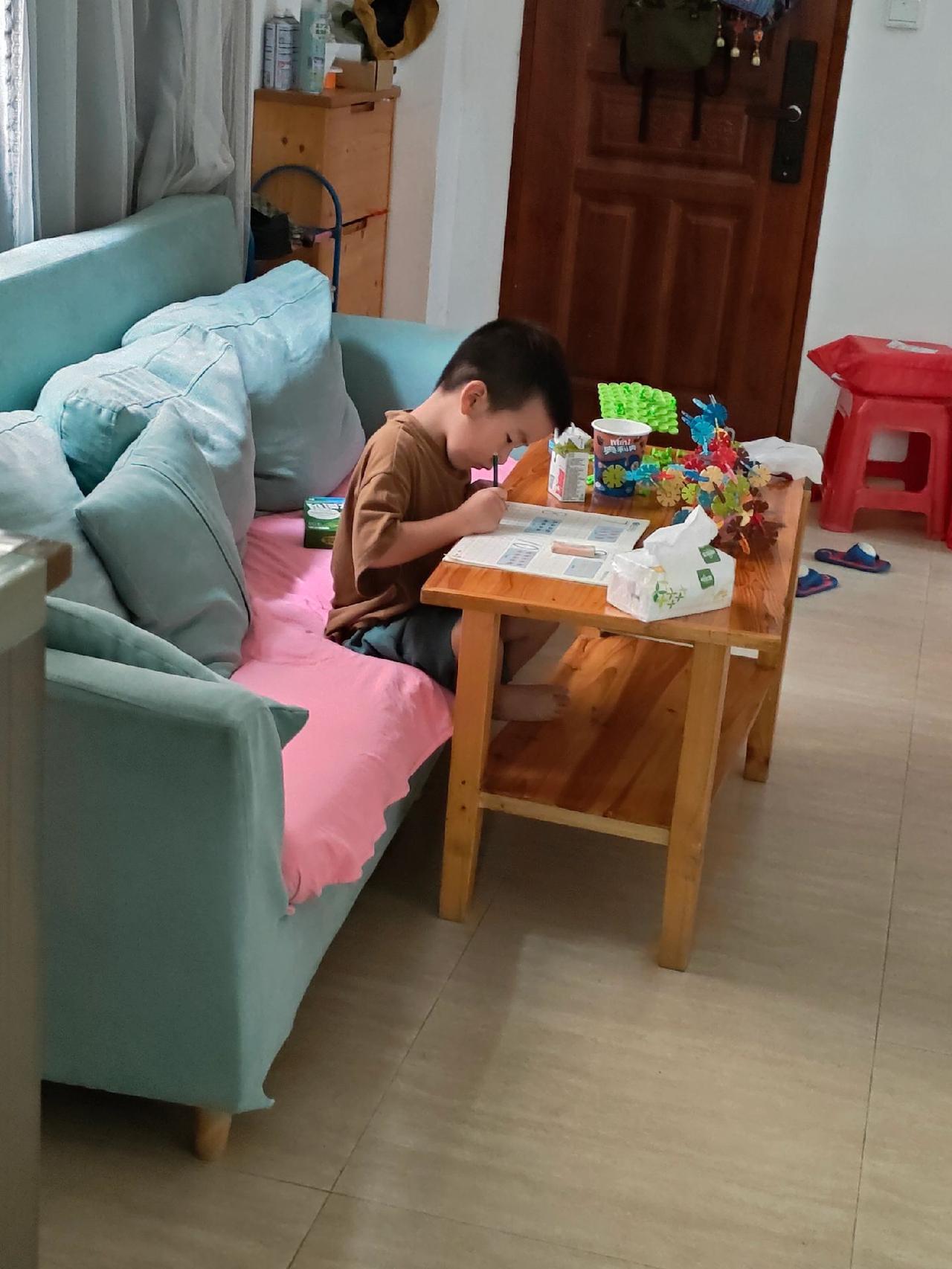 生活就是这样慢慢亦满满。认真学习的孩子