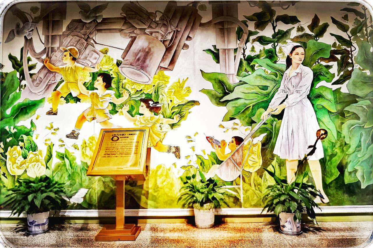 儿童医院的梦幻之墙
在武汉市儿童医院的空间，有一道别样的温暖风景线。墙面彩绘似灵