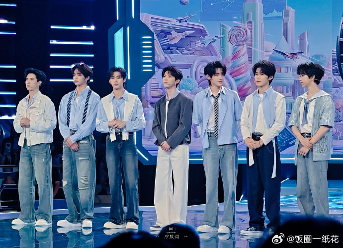 时代少年团芒果卡发布会状态时代少年团发布会直播状态还在蹲后续环节，目前出场状态超