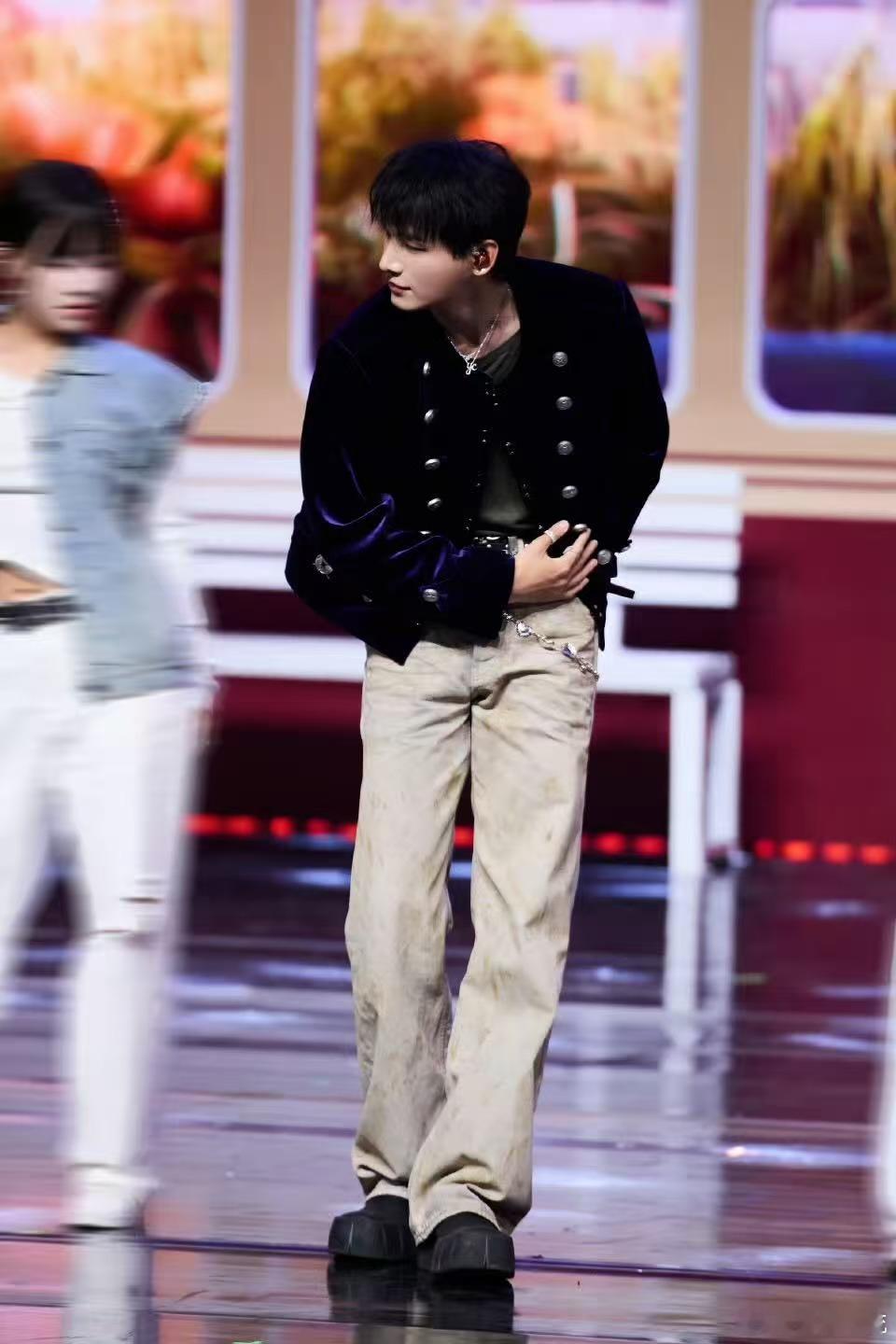 姚琛用歌声传递最温柔的一笔整场舞台看下来全程被治愈，姚琛完全沉在歌曲意境里，没有