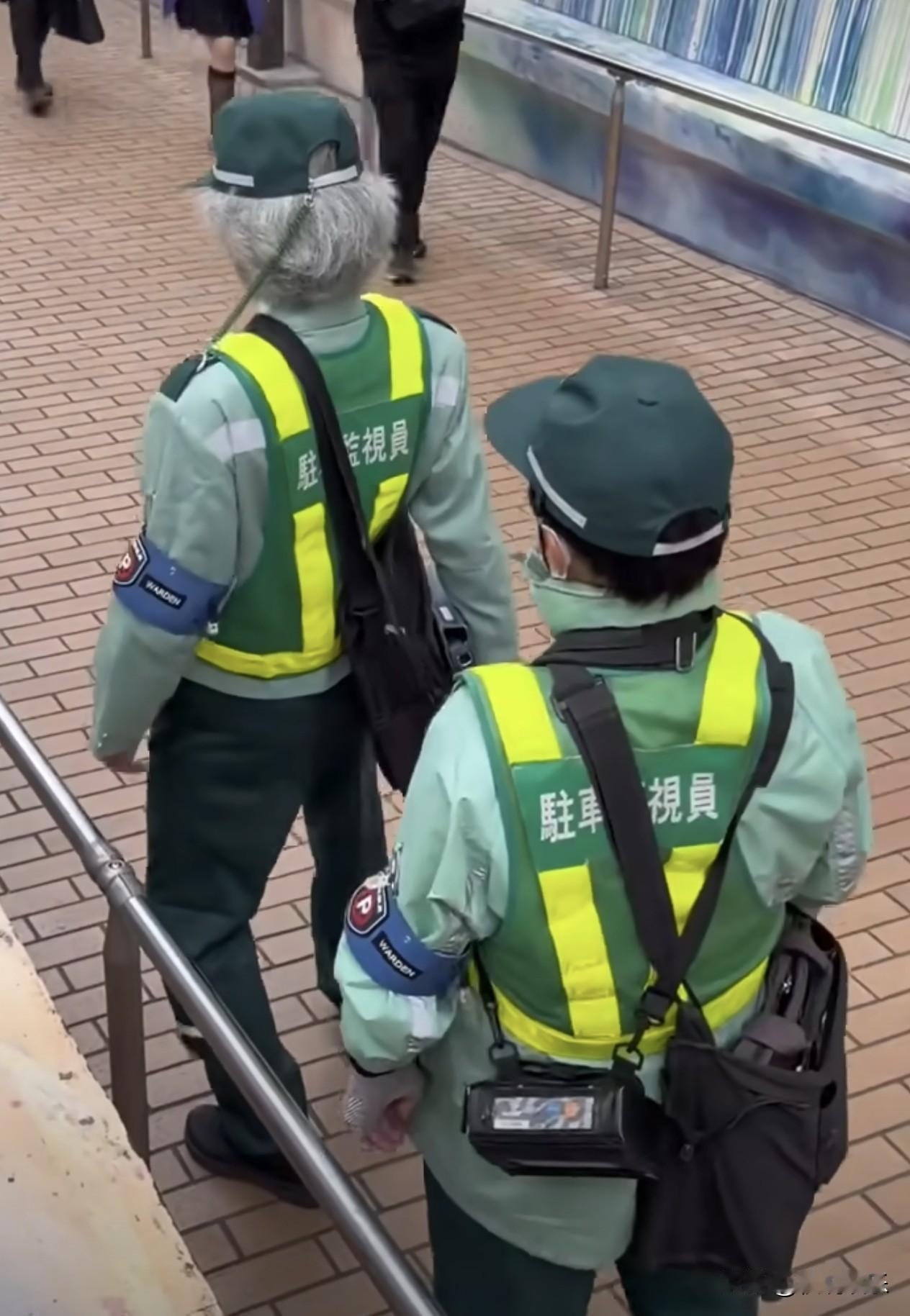 日本街头惊现“白发警察”，老龄化压垮警力系统！

刷微博看到有在日本的网友，发了
