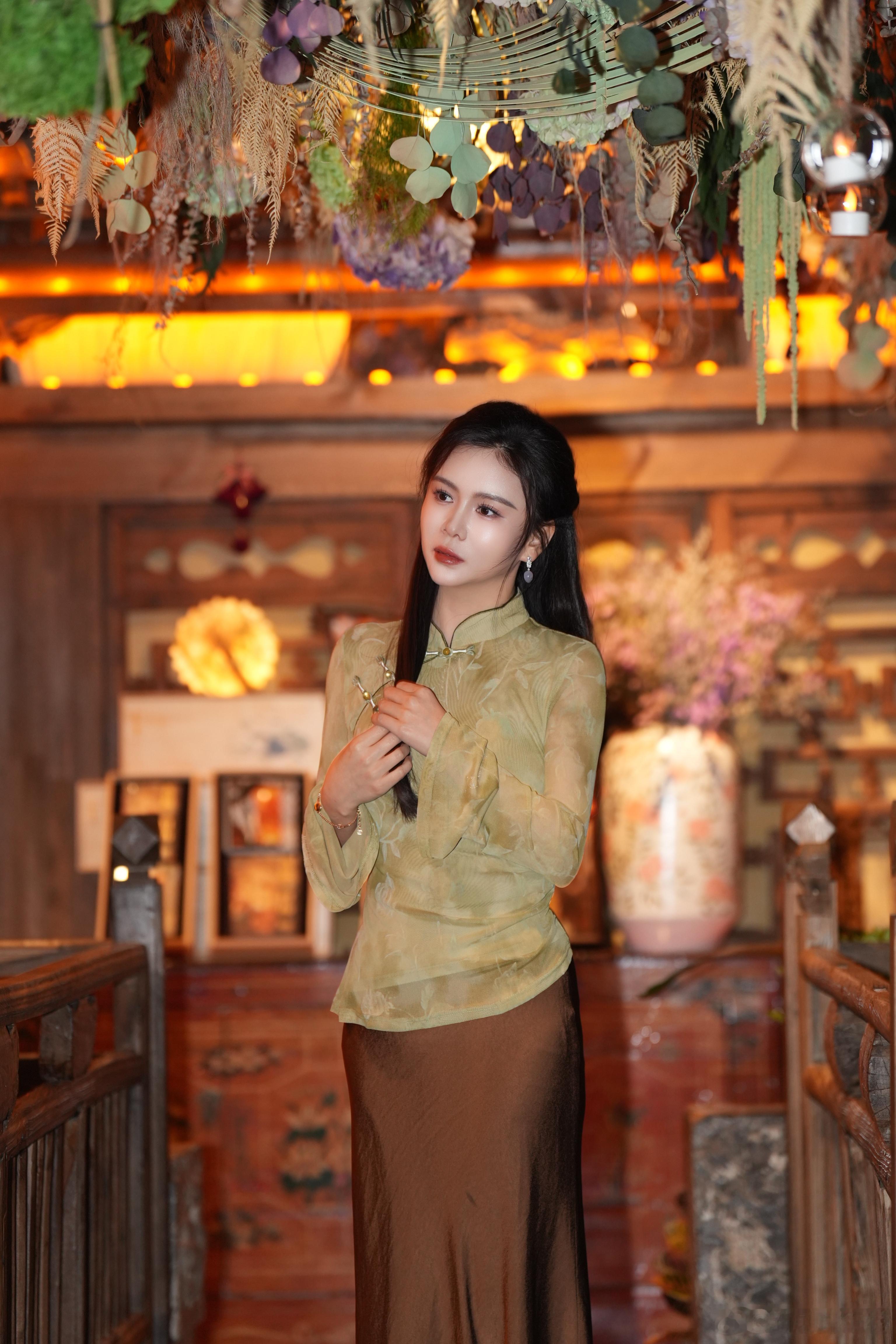 凤凰网主持人刘美希救命！这清冷感直接拉满！刘美希的新中式穿搭，叶叶菩提的元素加持