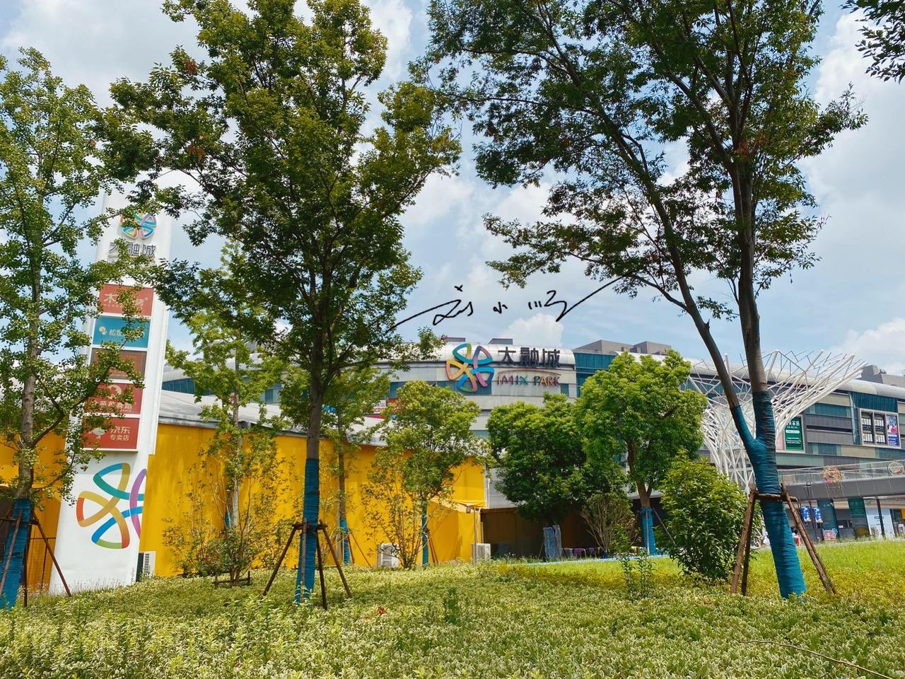 上海静安区西面最大的商场，与宝山区相邻，好多人来逛街都会迷路？

静安区是上海市
