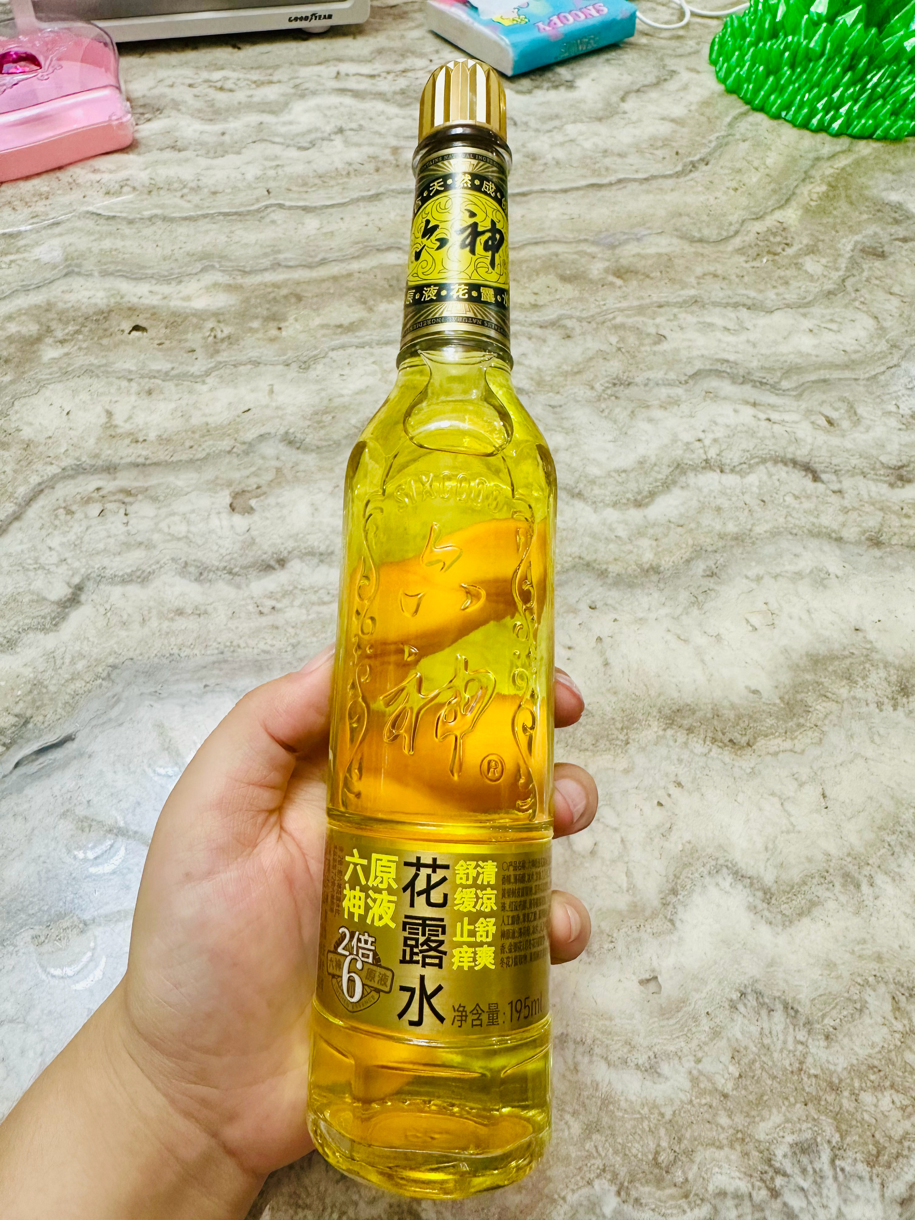 现在的花露水都好高级，金瓶好亮啊，小时候用的都是绿瓶的 